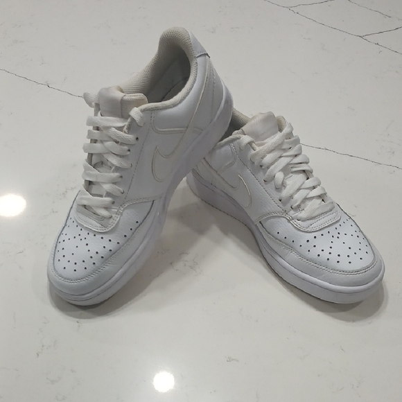 Nike White Air Force 1 Sneakers Classic Design Women Sz 8 Pre-owned - Picture 1 of 10